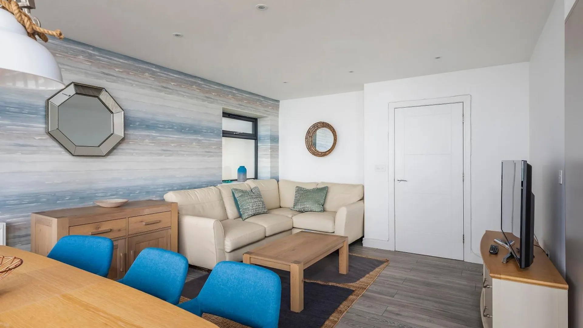 Luxury 3 Bed Apartment- Large Balcony With Seaviews Bournemouth 0*,