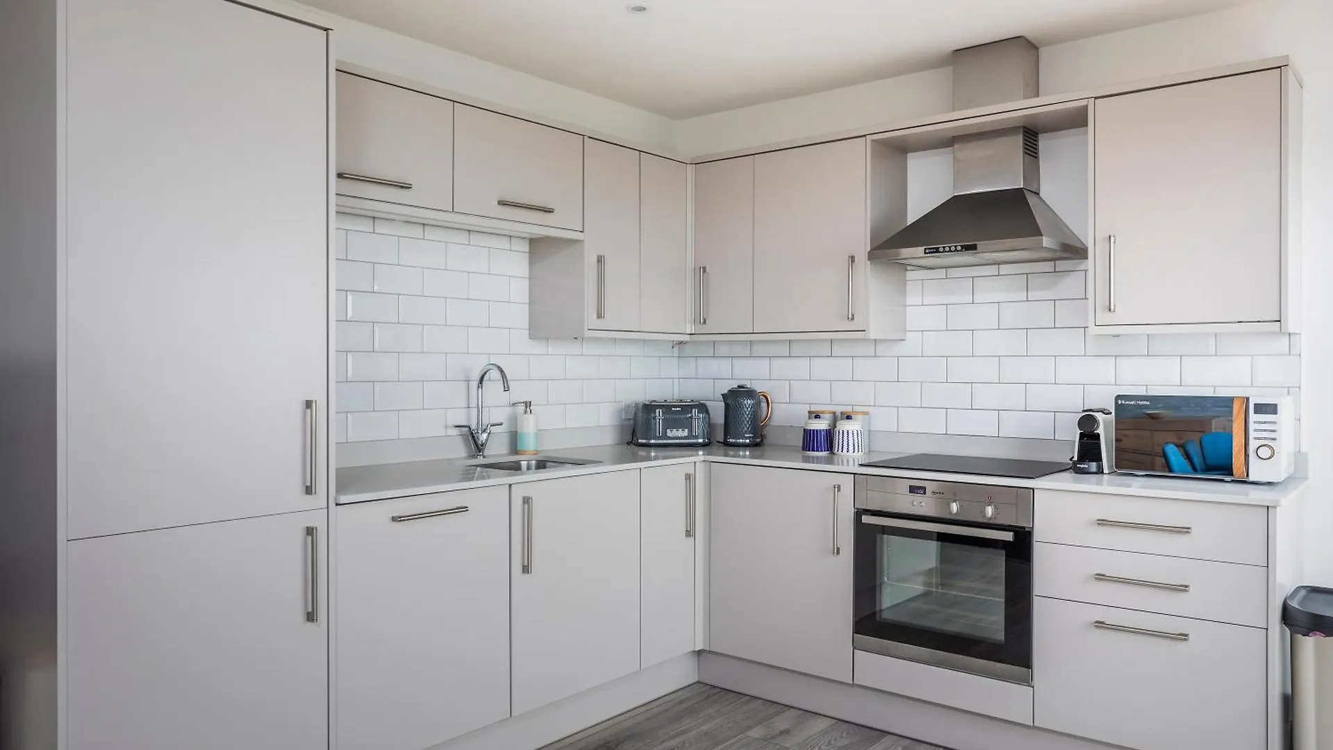 Luxury 3 Bed Apartment- Large Balcony With Seaviews Bournemouth