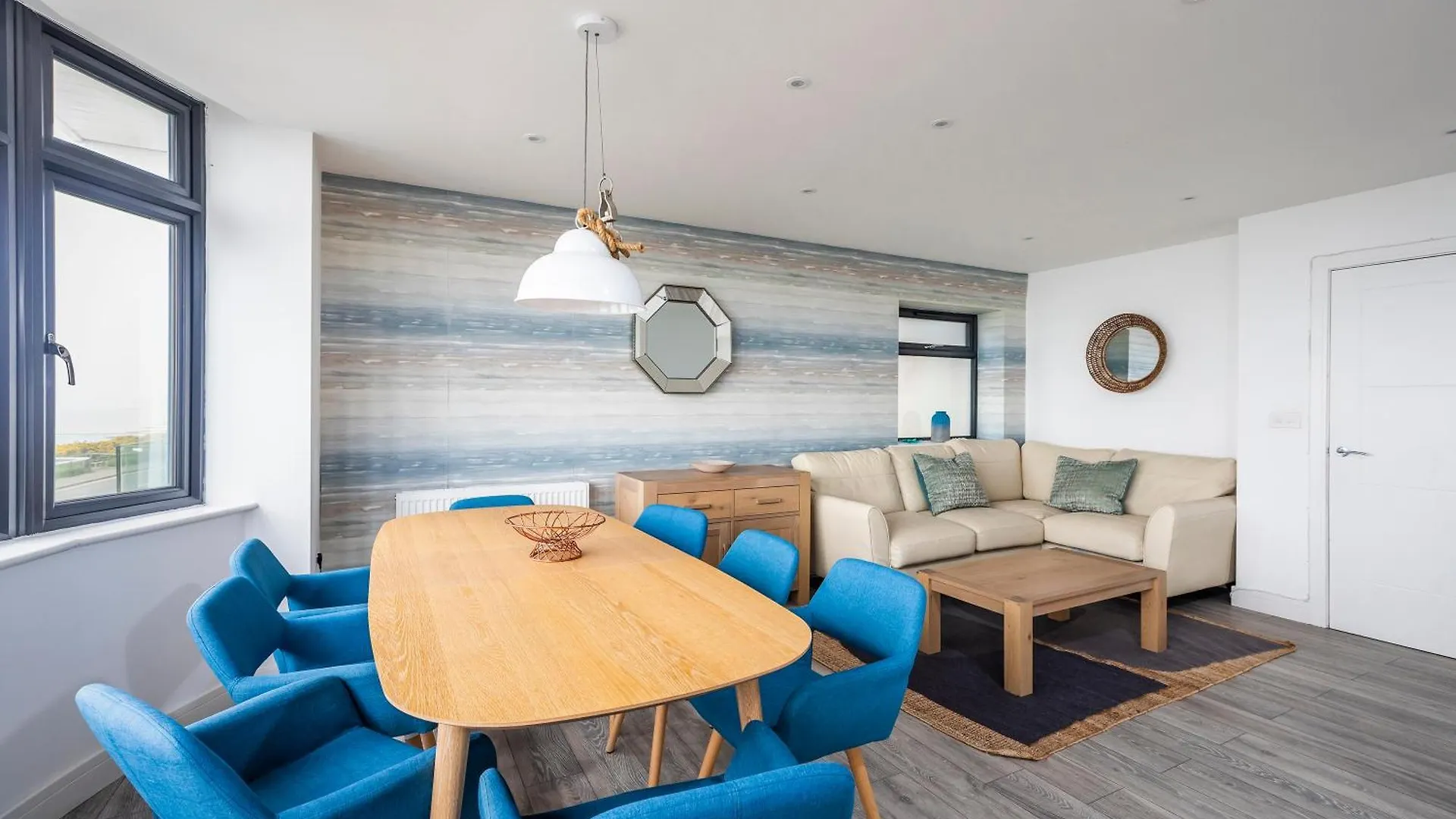 Luxury 3 Bed Apartment- Large Balcony With Seaviews Bournemouth Apartment