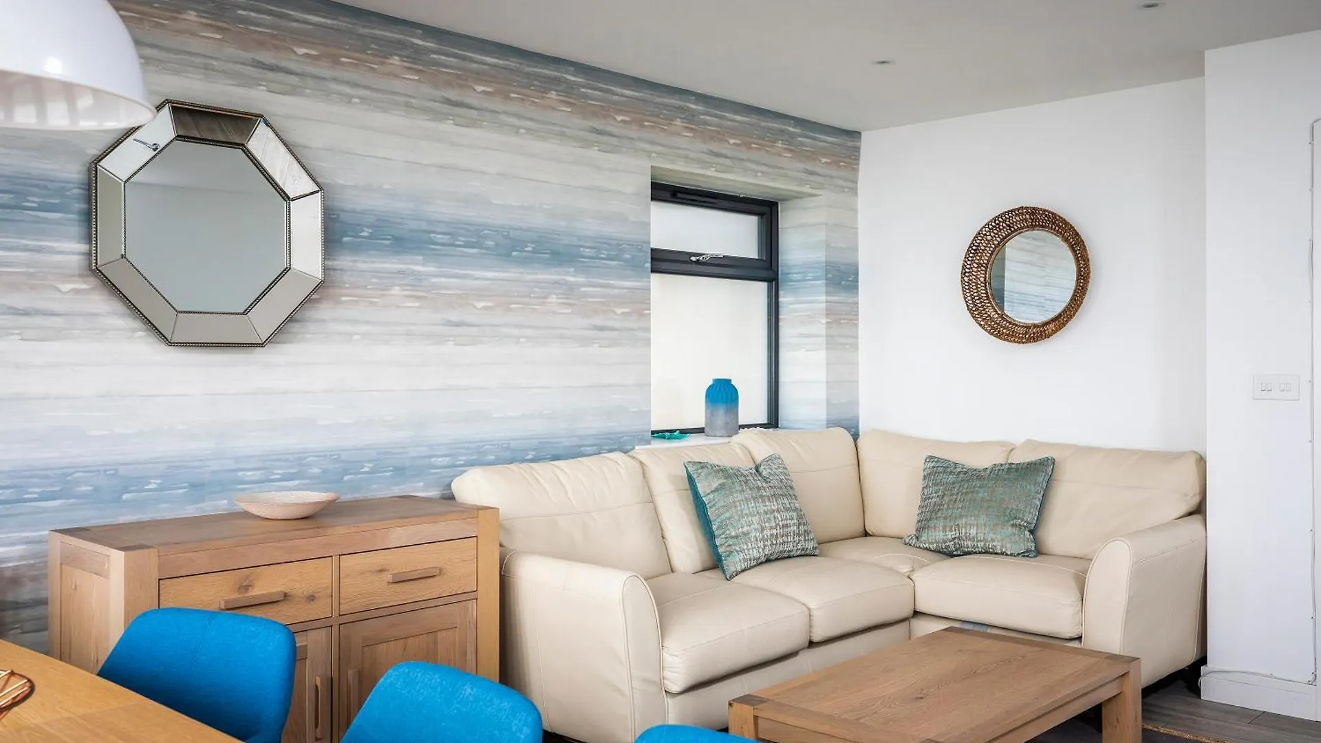 Luxury 3 Bed Apartment- Large Balcony With Seaviews Bournemouth Apartment