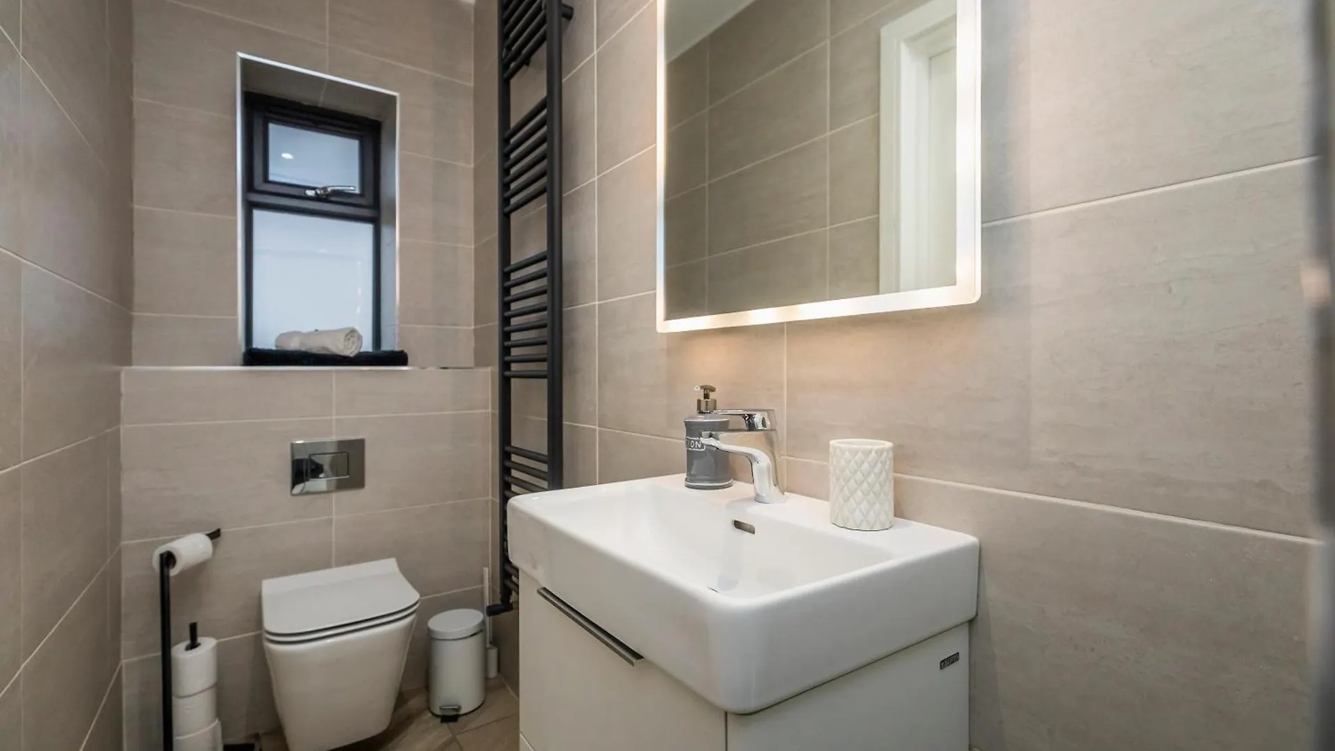 Luxury 3 Bed Apartment- Large Balcony With Seaviews Bournemouth