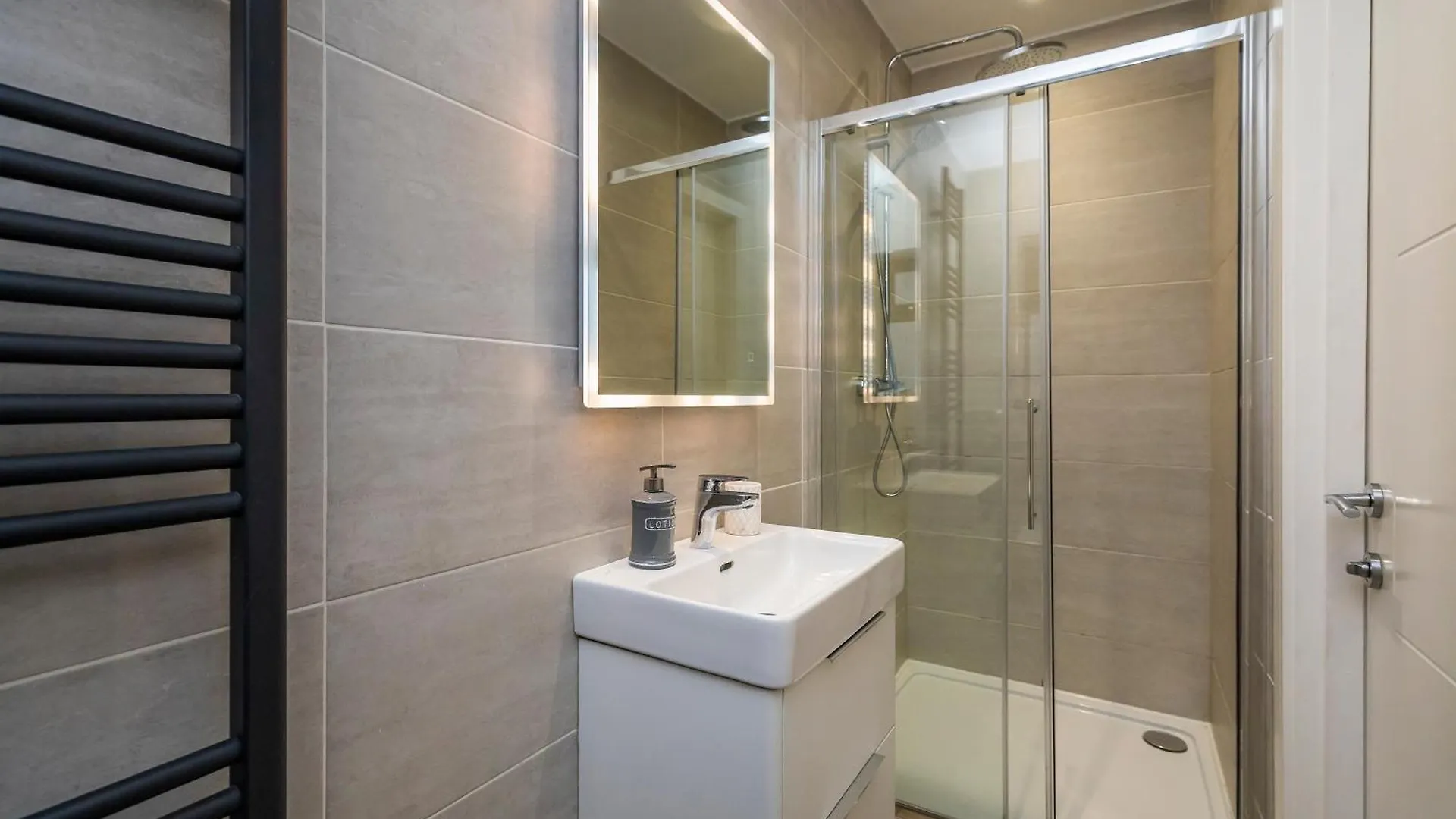 Luxury 3 Bed Apartment- Large Balcony With Seaviews Bournemouth 0*,