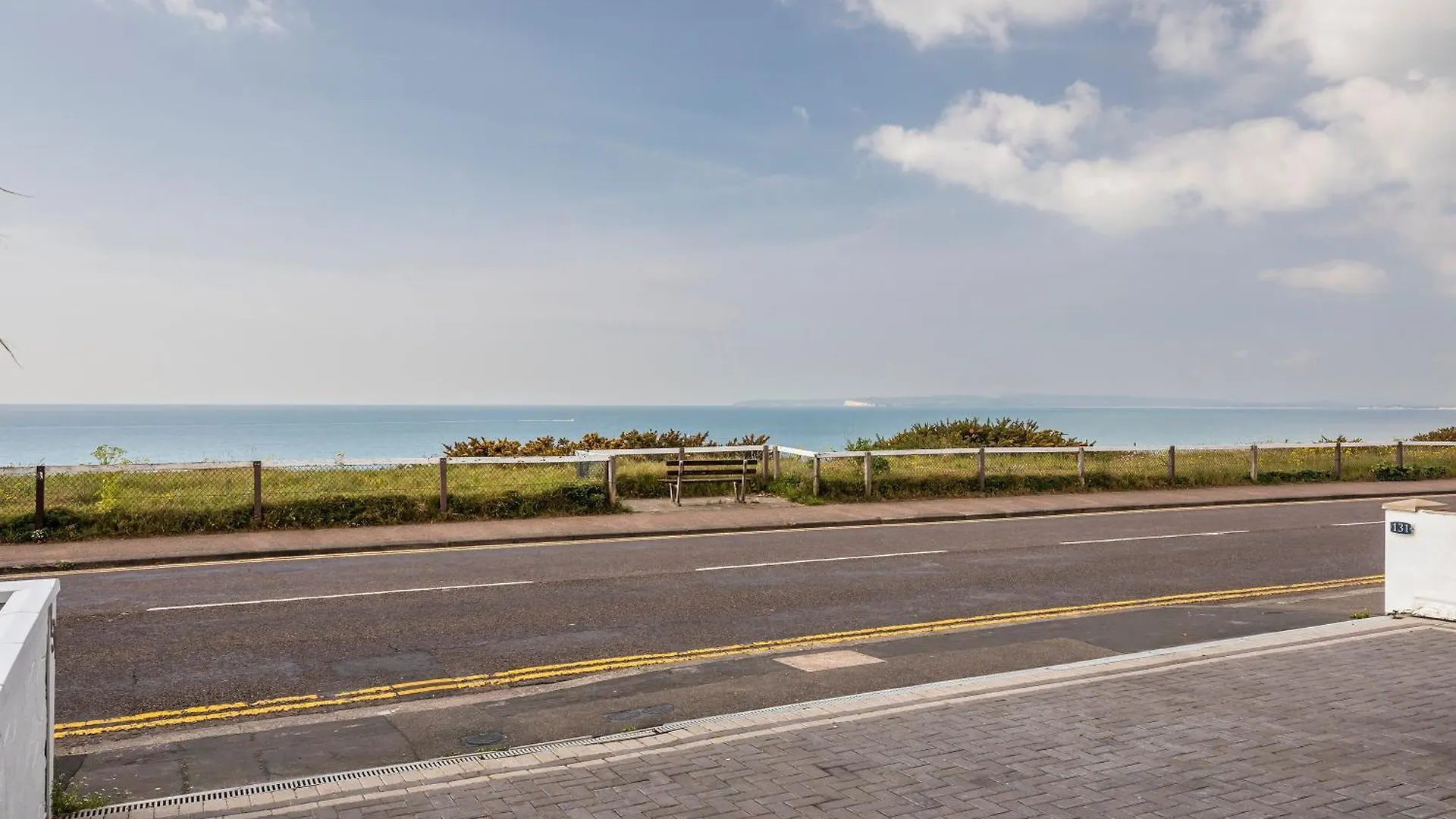 Luxury 3 Bed Apartment- Large Balcony With Seaviews Bournemouth Apartment