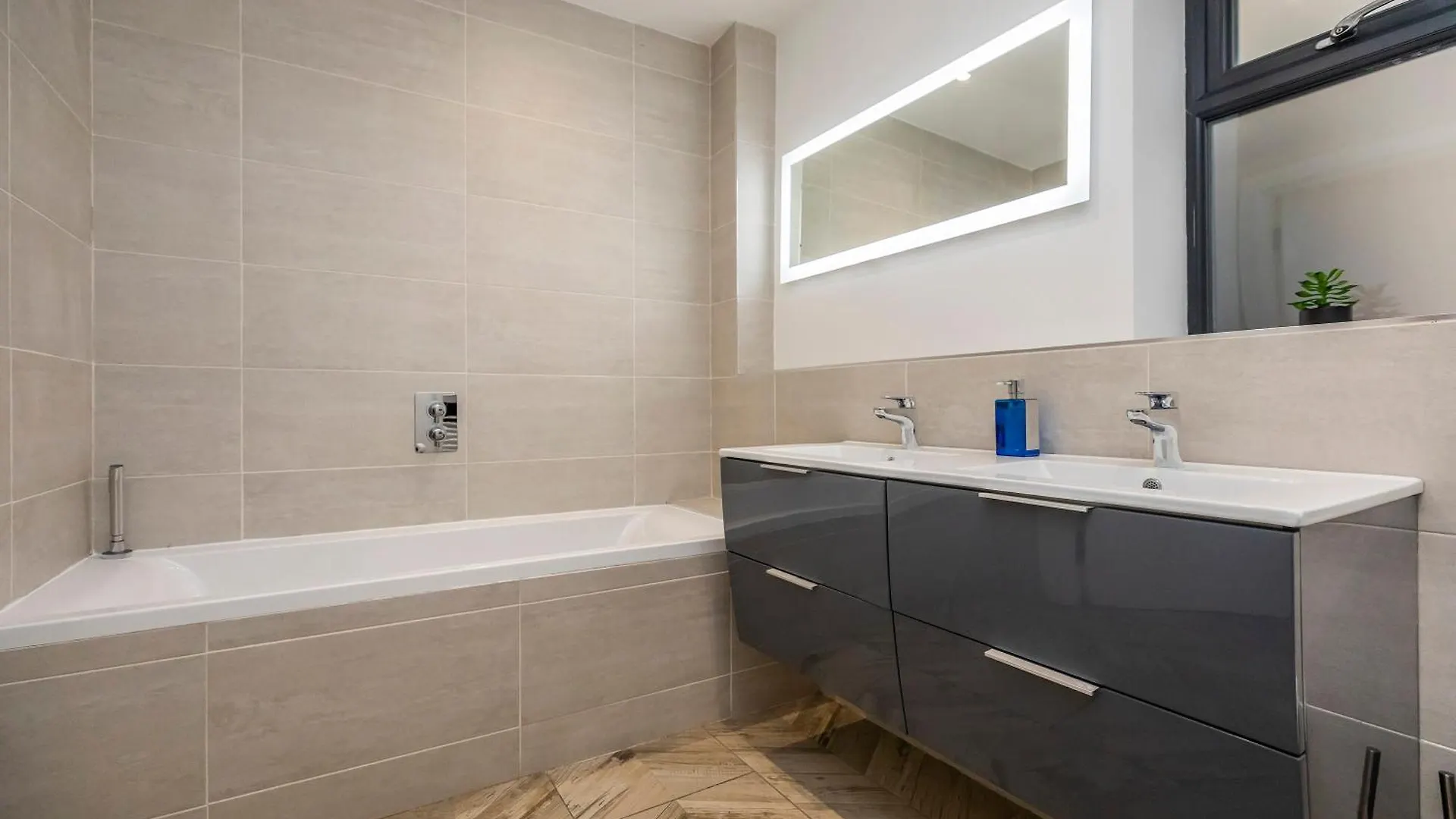 Luxury 3 Bed Apartment- Large Balcony With Seaviews Bournemouth 0*,  United Kingdom