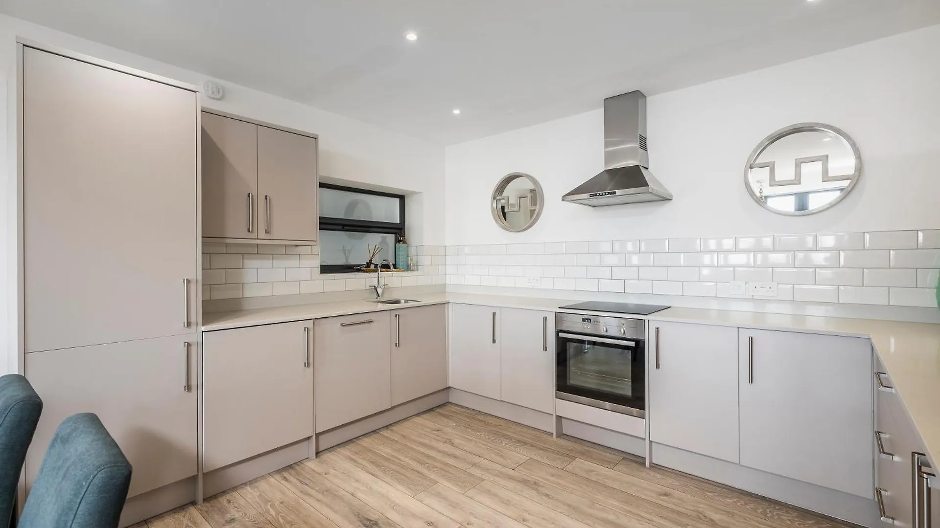 Luxury 3 Bed Apartment- Large Balcony With Seaviews Bournemouth Apartment