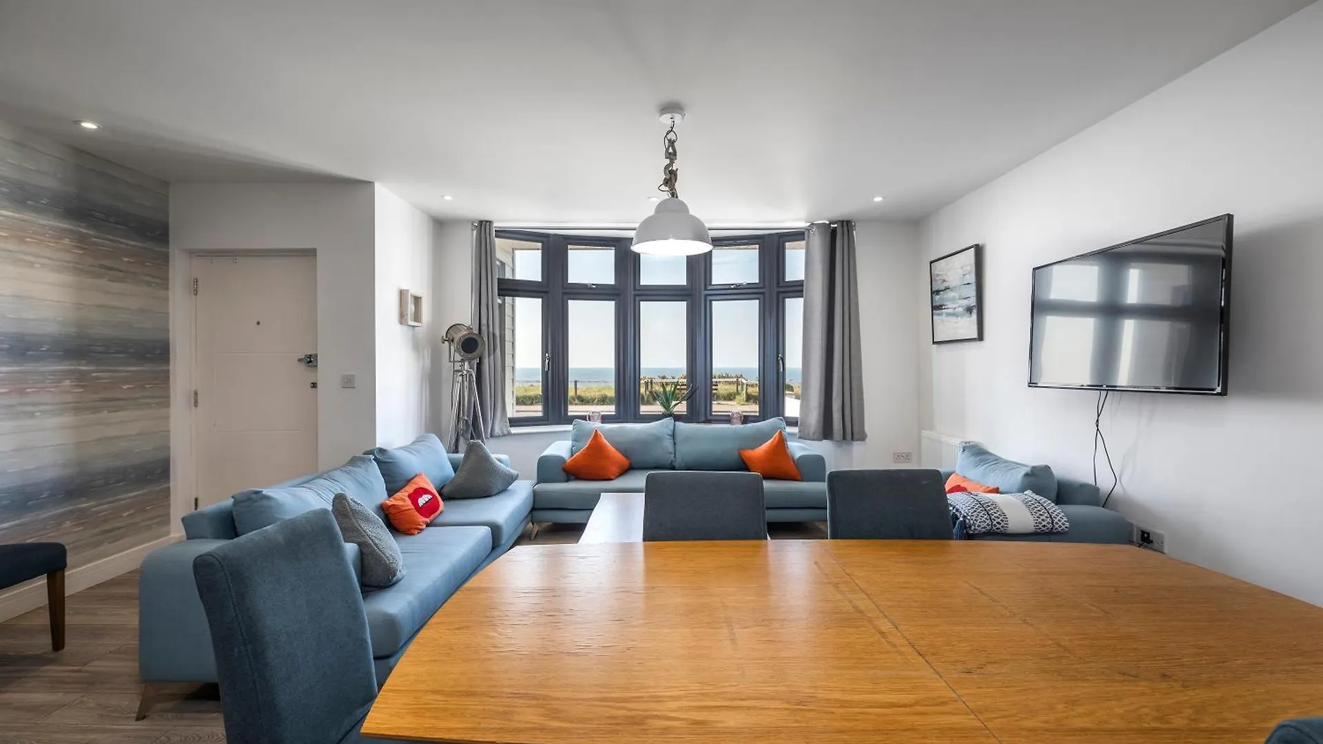 Luxury 3 Bed Apartment- Large Balcony With Seaviews Bournemouth