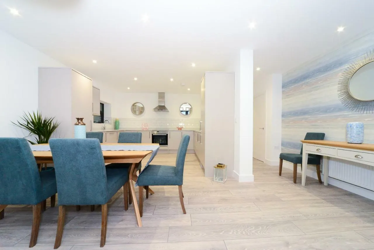 Luxury 3 Bed Apartment- Large Balcony With Seaviews Bournemouth