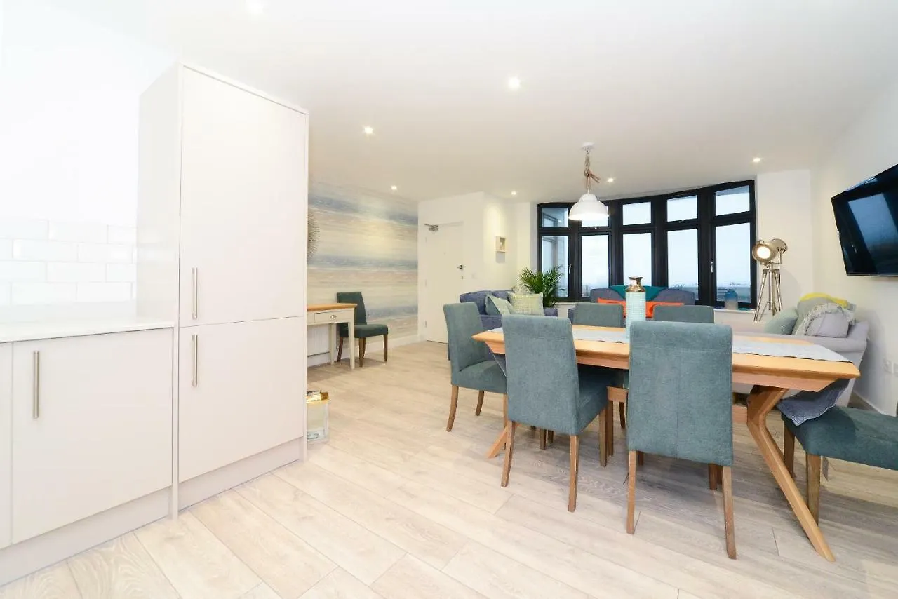Luxury 3 Bed Apartment- Large Balcony With Seaviews Bournemouth 0*,